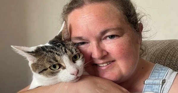 Cat Proves a Lifesaver for an Owner Who Has a Sudden Heart Attack
